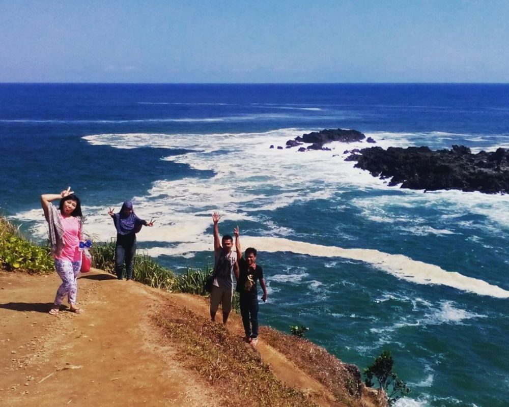 7 Spot Indah Untuk Dikunjungi Di Pantai Menganti Kebumen